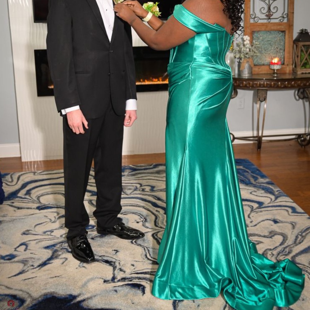 Glamorous green maxi dress #PartyDress #SpecialOccasion